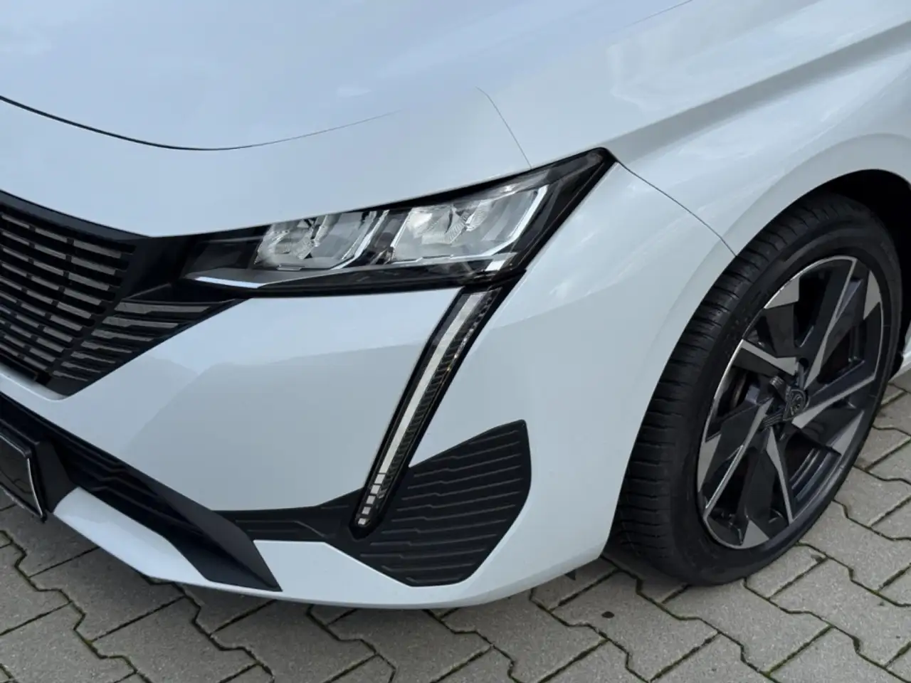 Peugeot 308 PureTech 130 1.2 EAT8 Allure Winterpaket7LED — Galerie du véhicule 27