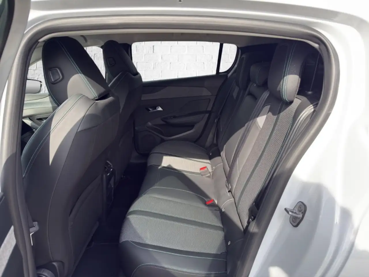 Peugeot 308 PureTech 130 1.2 EAT8 Allure Winterpaket7LED — Galerie du véhicule 11