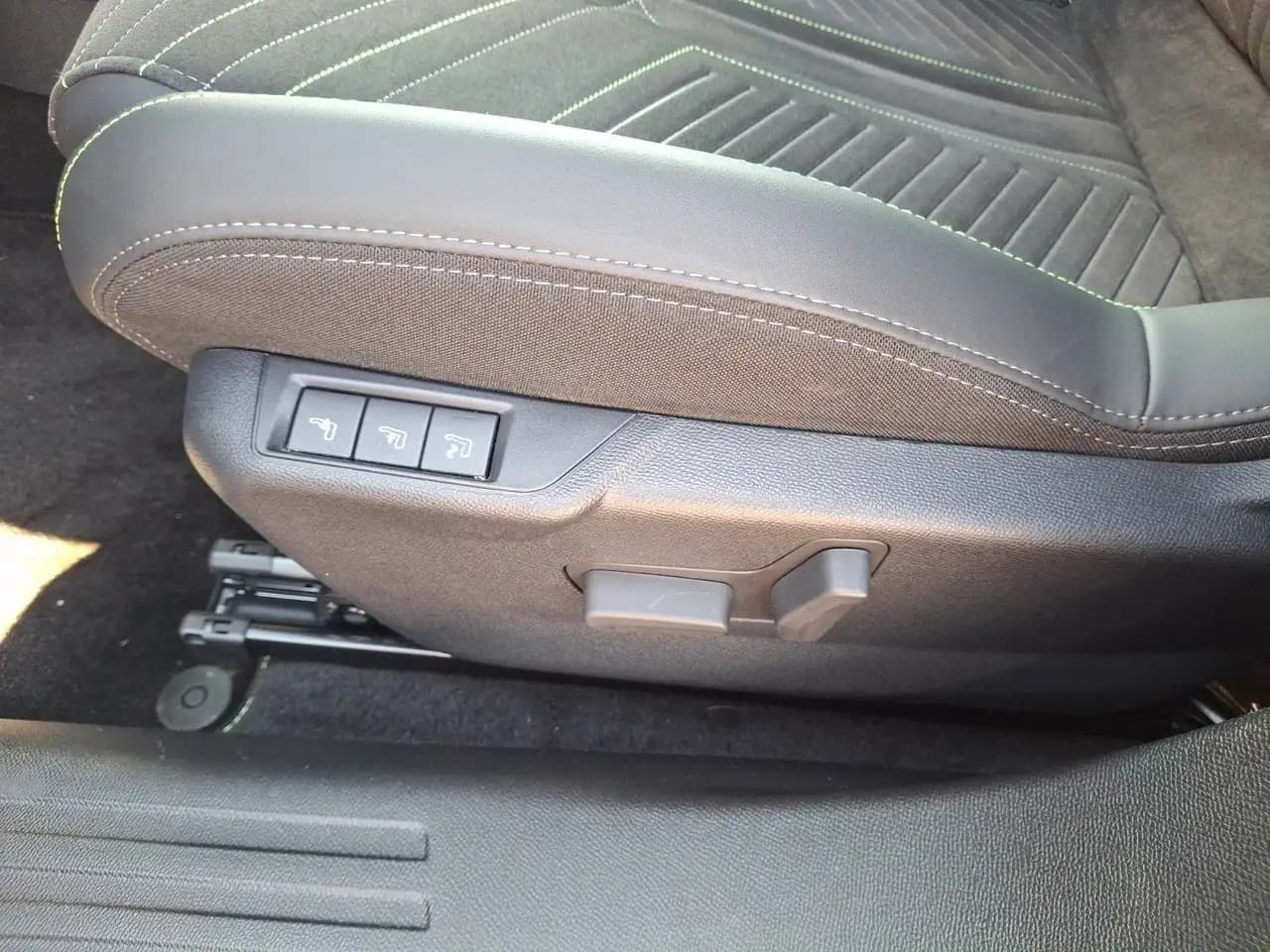 Peugeot 2008 PureTech 130 EAT8 GT Bluetooth PDC Klima DP — معرض صور السيارة 21