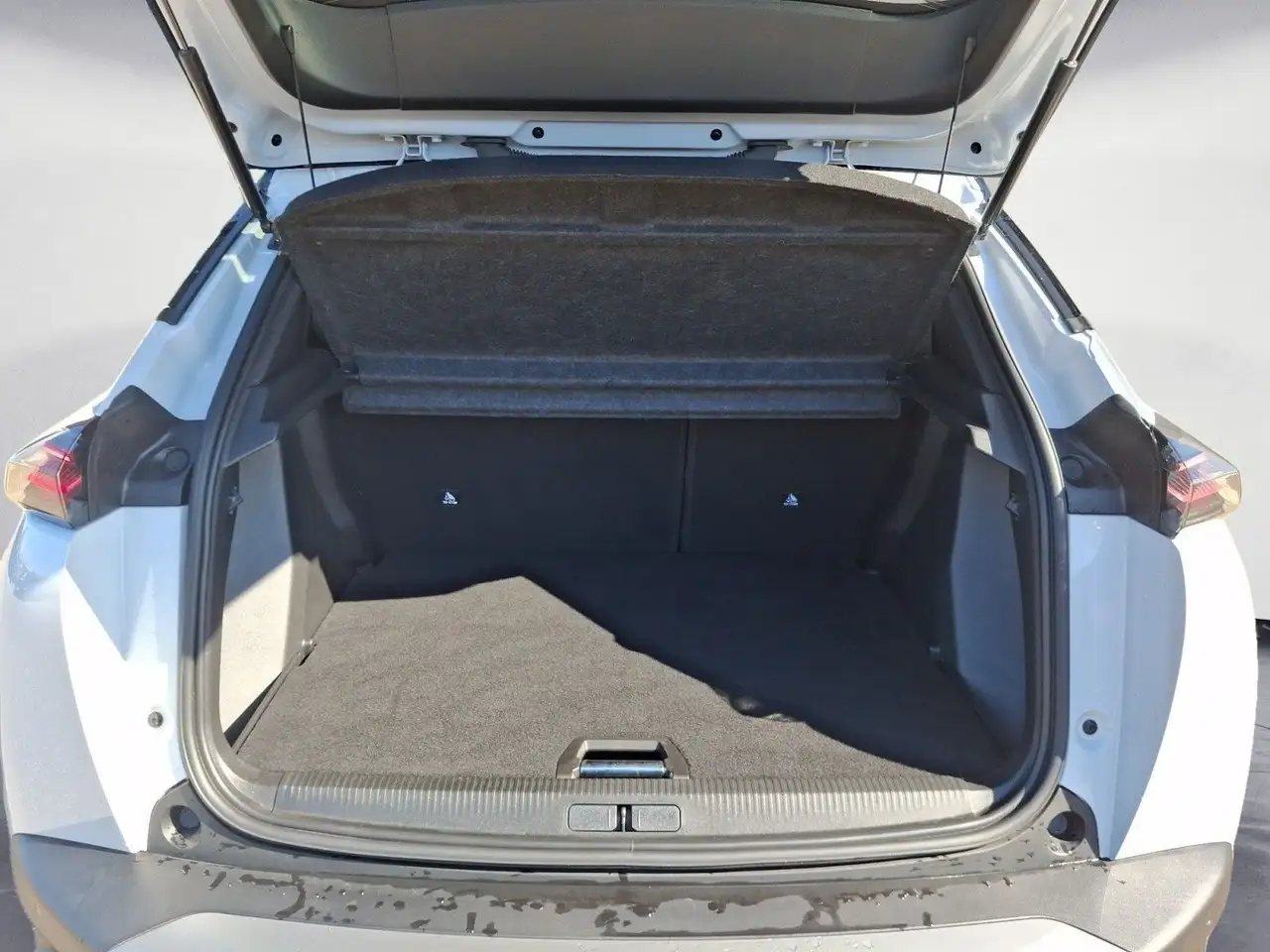 Peugeot 2008 PureTech 130 EAT8 GT Bluetooth PDC Klima DP — معرض صور السيارة 15