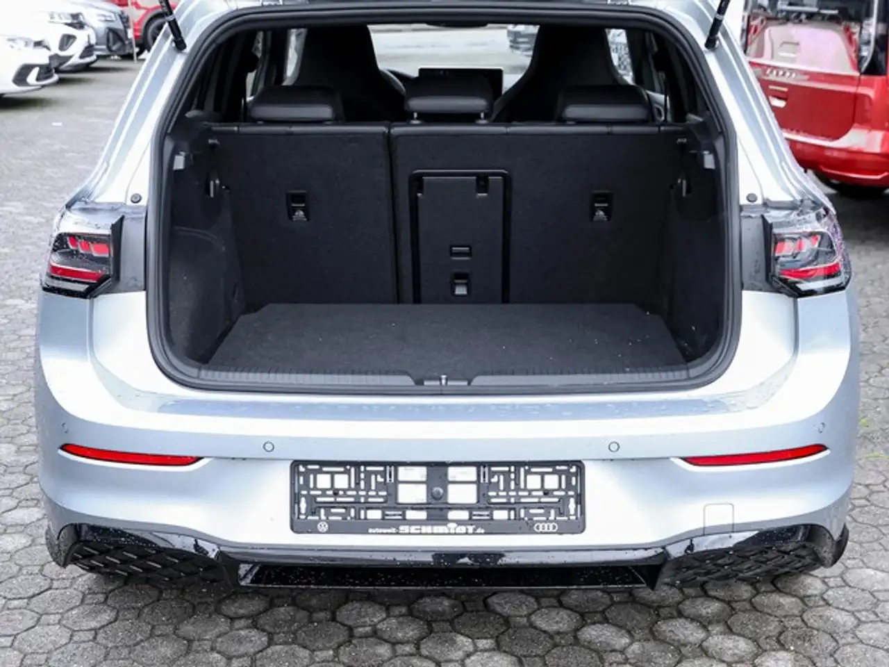Volkswagen Golf VIII 1,5 TSI R-Line ACC Navi Matrix R-Kamera — معرض صور السيارة 8