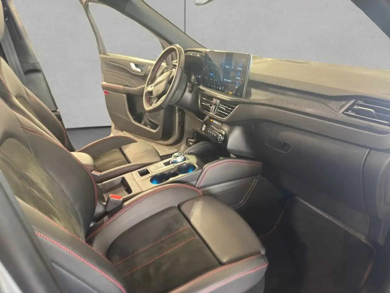 Ford Kuga 2.5 Duratec FHEV ST-LINE X — معرض صور السيارة 16
