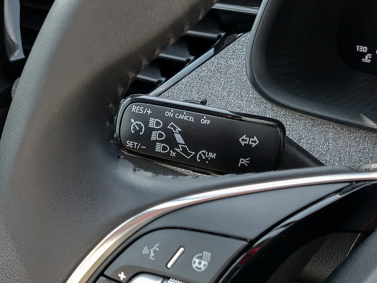 Skoda Scala 1.0 TSI Drive KAM MATRIX SHZ PDC KLIMA — Vehicle gallery 13