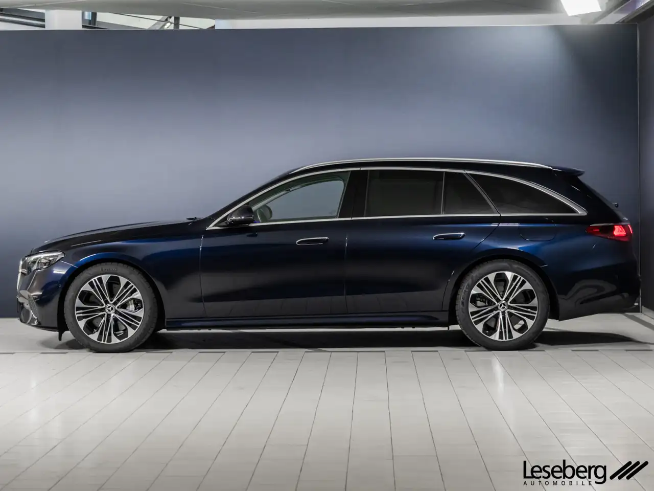 Mercedes-Benz E 300 E 300 e T Avantgarde Adv. LED/AHK/Distro/Kamera/ — معرض صور السيارة 3