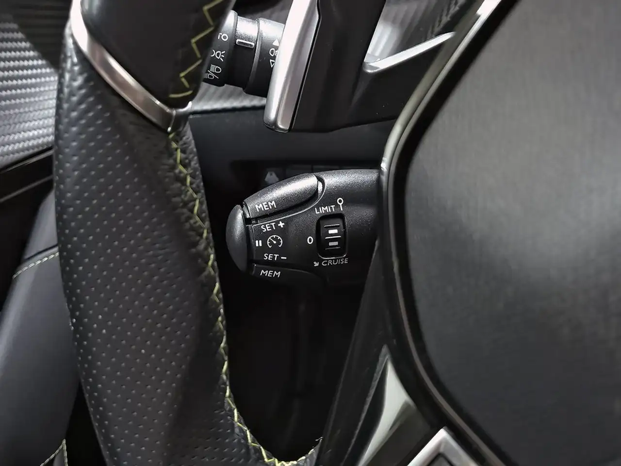 Peugeot 208 GT HYBRID 100 eDCS6 — Vehicle gallery 15