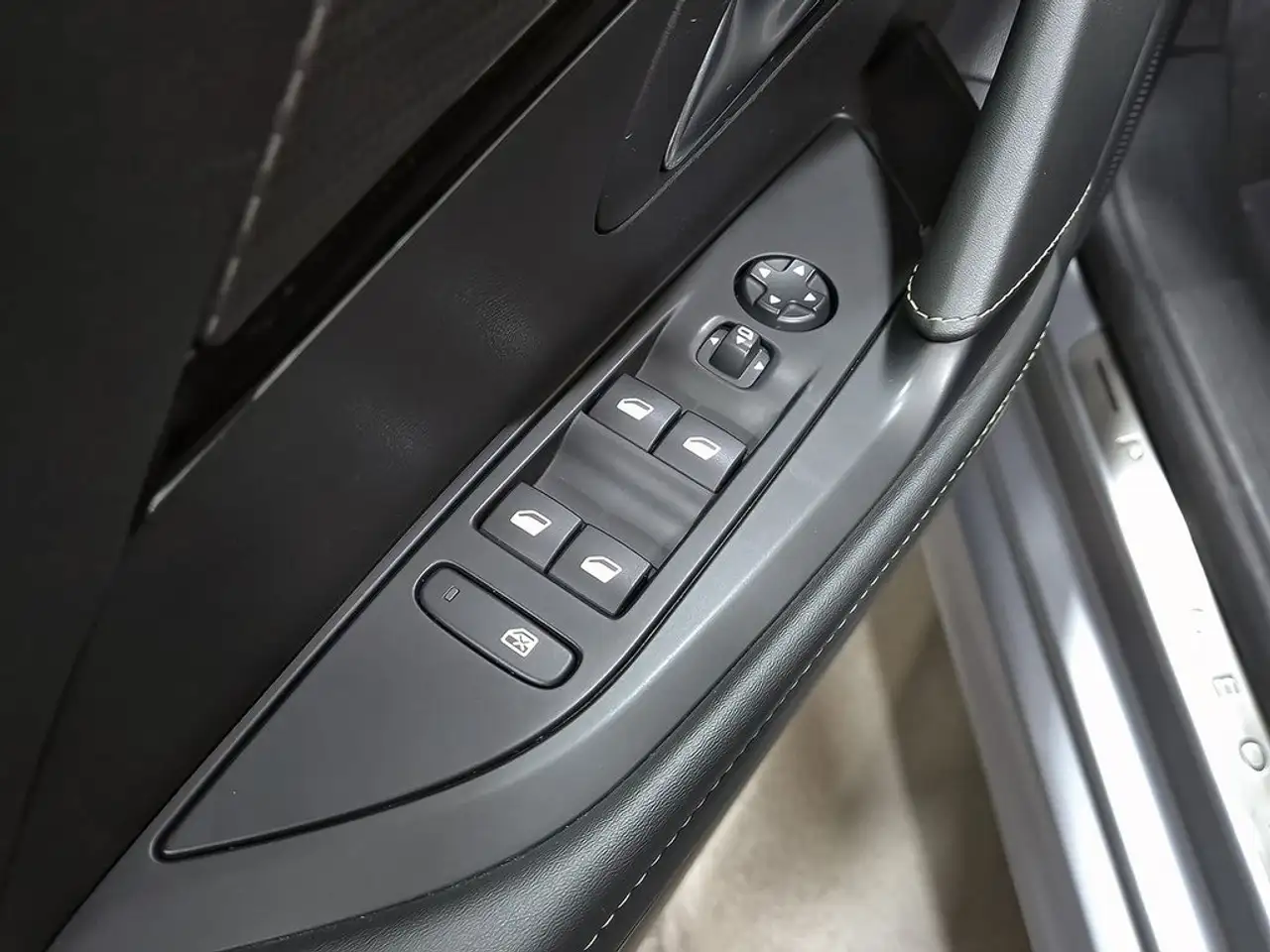 Peugeot 208 GT HYBRID 100 eDCS6 — Vehicle gallery 11