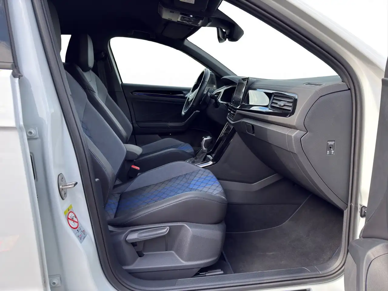 Volkswagen T-Roc R 2.0 TSI DSG 4Motion*NAVI*KAM*PDC*LED*SHZ — Galería del vehículo 4