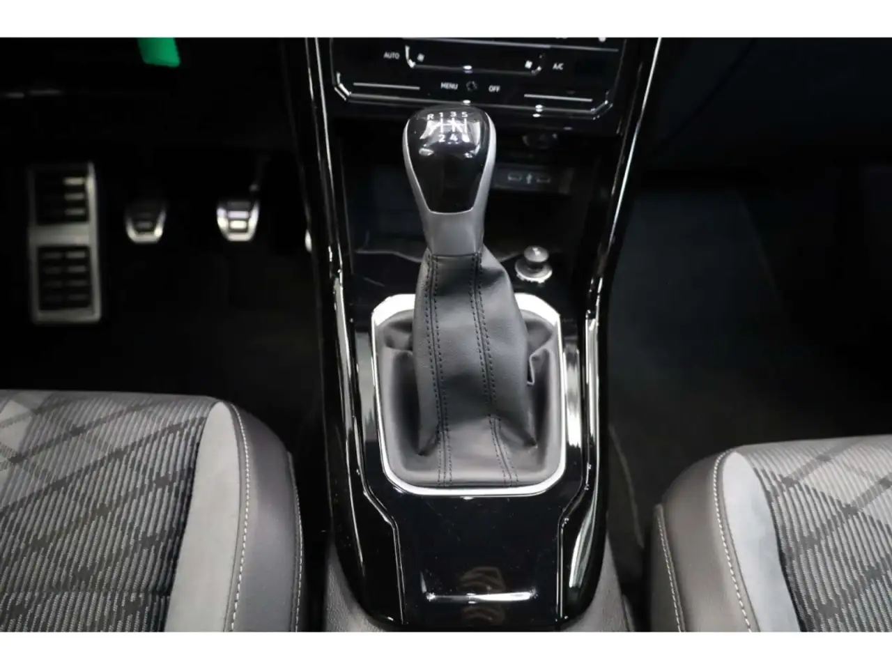 Volkswagen T-Roc 1.0 TSI R-Line 6-Gang LED/RFK/ACC/RFK/PDC — Galerie du véhicule 14
