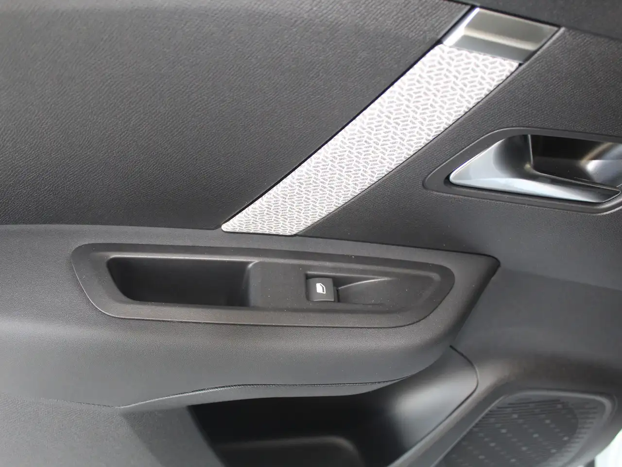 Citroen C4 MAX PT130 EAT LED Navi 360 Grad Kamera Head Up Alc — Vehicle gallery 20