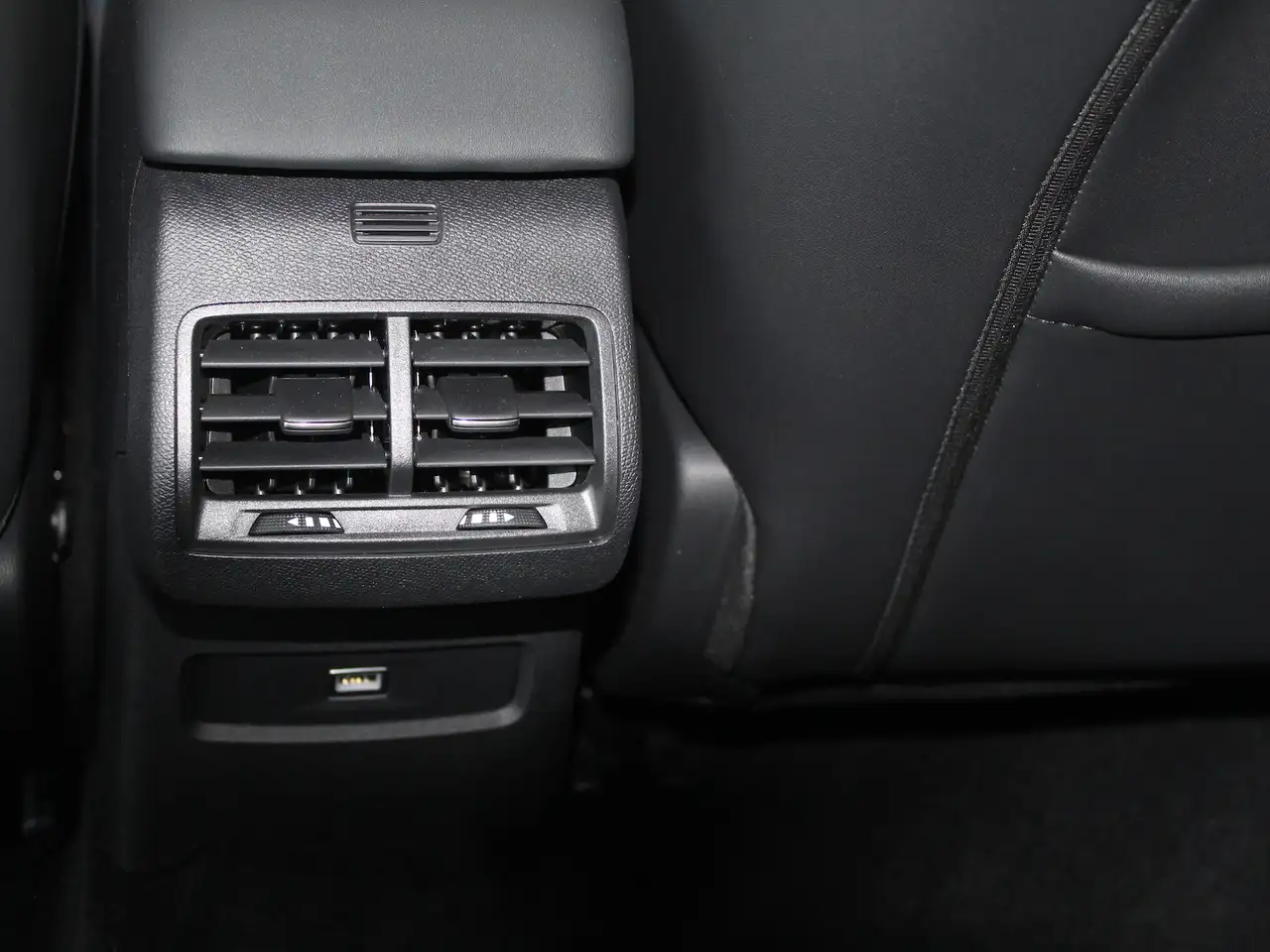 Citroen C4 MAX PT130 EAT LED Navi 360 Grad Kamera Head Up Alc — Vehicle gallery 15