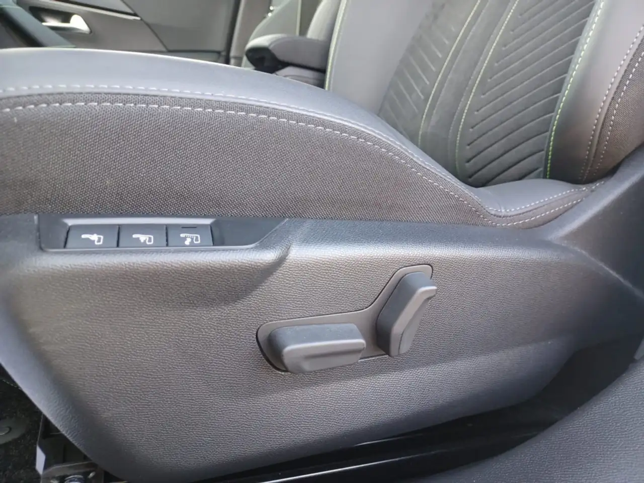 Peugeot 2008 1.2 GT SITZHEIZUNG MASSAGSITZE — Galerie du véhicule 17