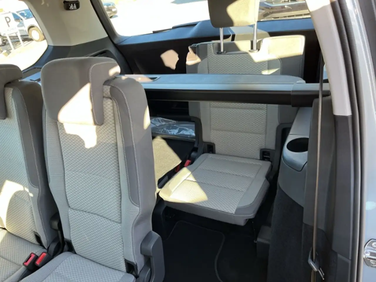 Volkswagen Touran 1.5 TSI,7 Sitze,Navi LM,Sitzheizung — معرض صور السيارة 18
