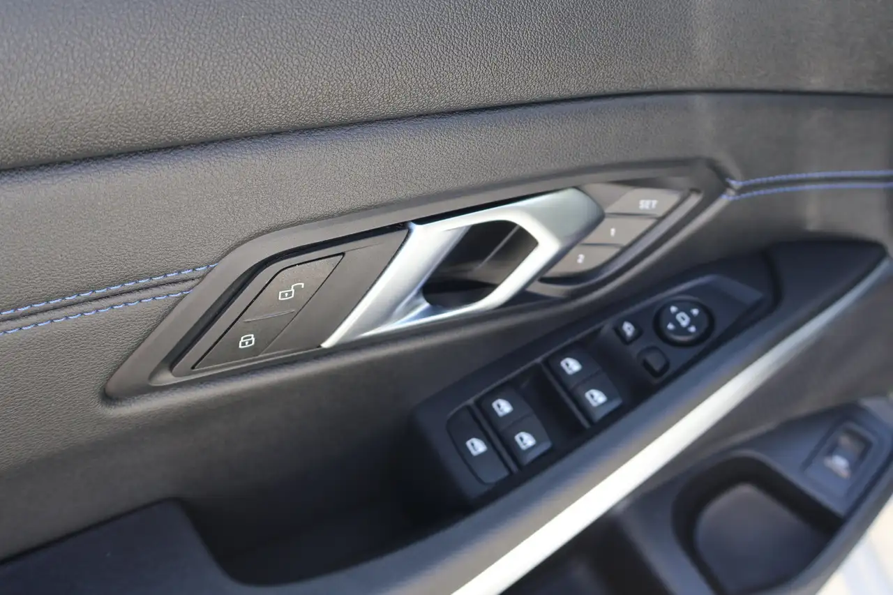 BMW 318 i M SPORT/SHADOW/ WIDES./SCHIEBE./HUD/LED/ACC/AHK — معرض صور السيارة 9