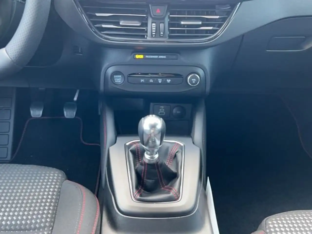 Ford Focus ST-Line X Turnier MHEV HUD Navi digitales — معرض صور السيارة 9