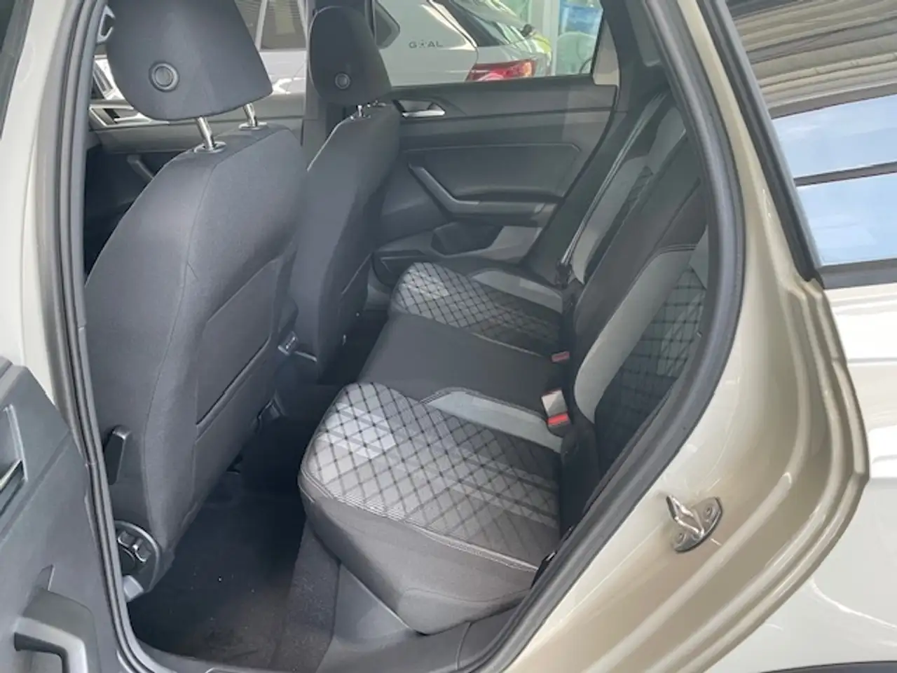 Volkswagen Taigo R-Line 1.5 TSI DSG Panodach Navi digitales Cockpit — Galería del vehículo 8