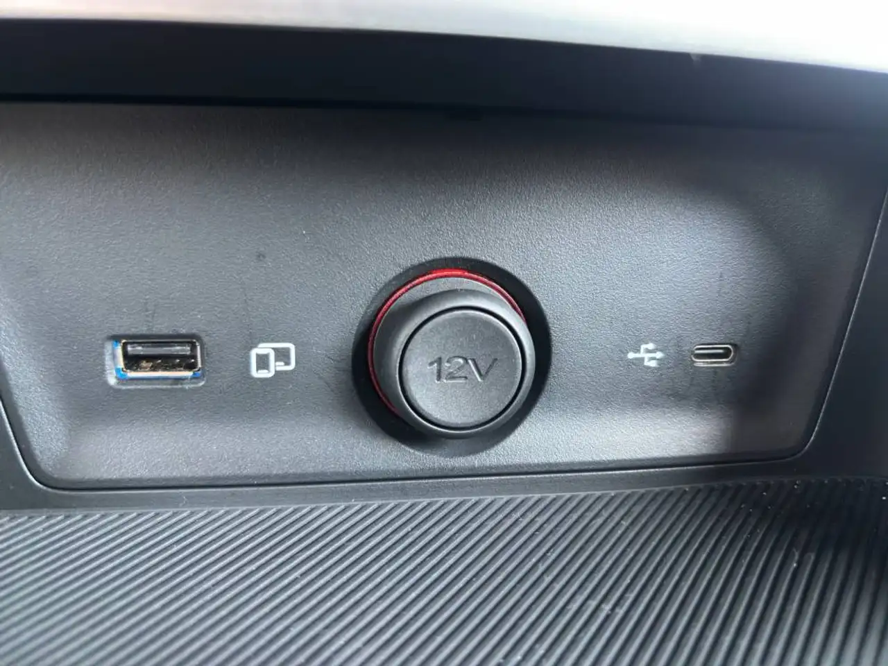 MG ZS Hybrid AT + Luxury MY24 — Vehicle gallery 17