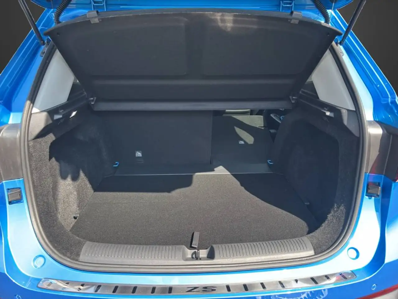 MG ZS Hybrid AT + Luxury MY24 — Vehicle gallery 12