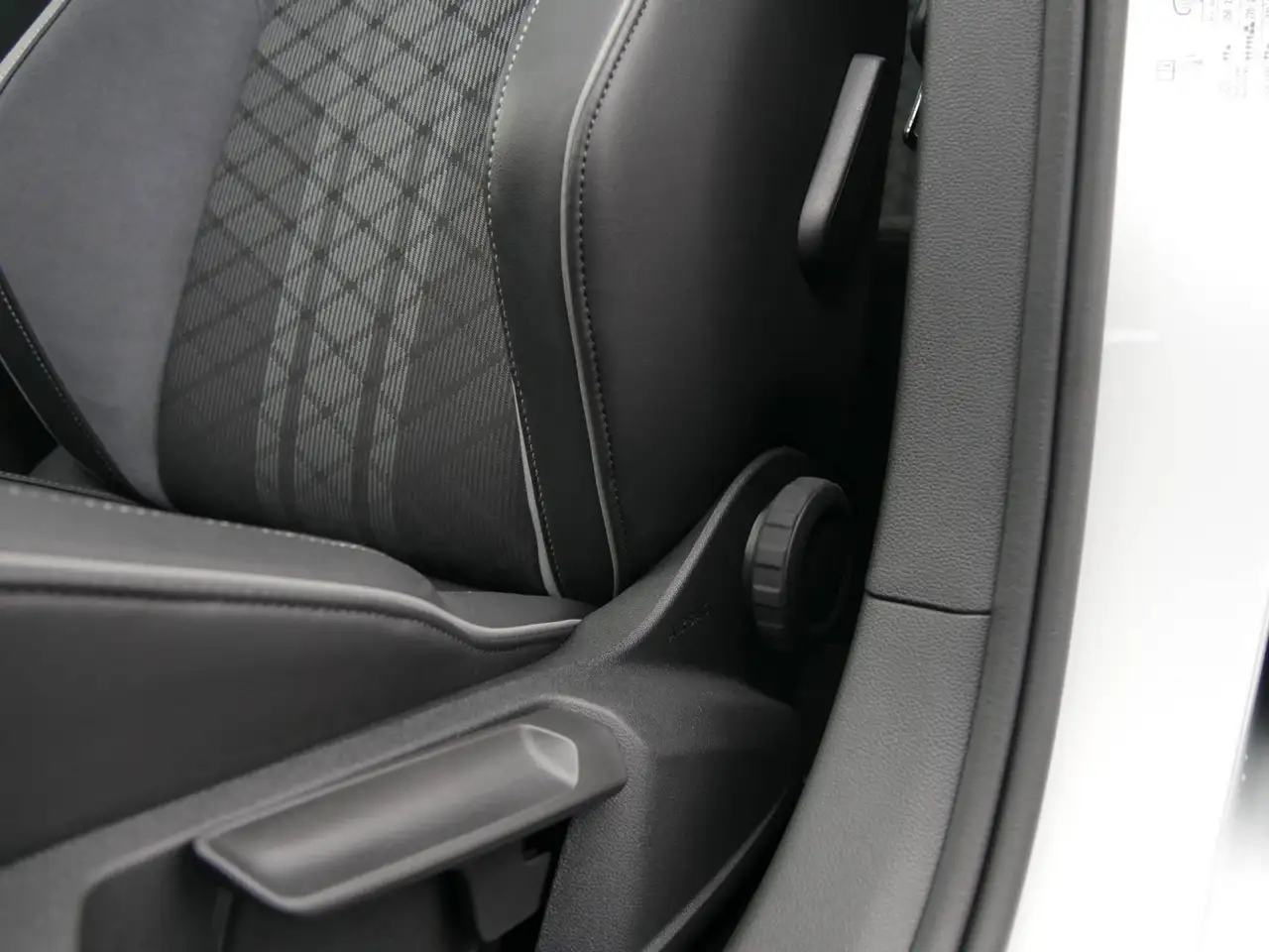 Volkswagen Golf Variant Golf VIII Variant 2.0 TSI 4M R-Line Navi Pano Ma — Galerie du véhicule 14