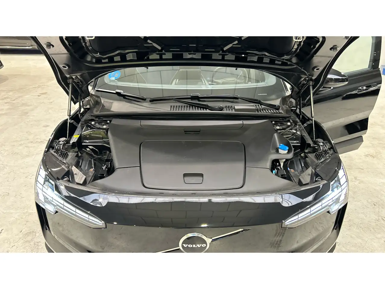 Volvo EX30 Single Extended Range Plus RWD — معرض صور السيارة 33