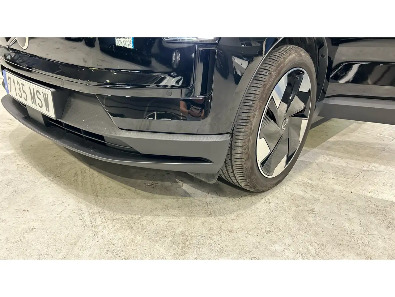 Volvo EX30 Single Extended Range Plus RWD — معرض صور السيارة 36