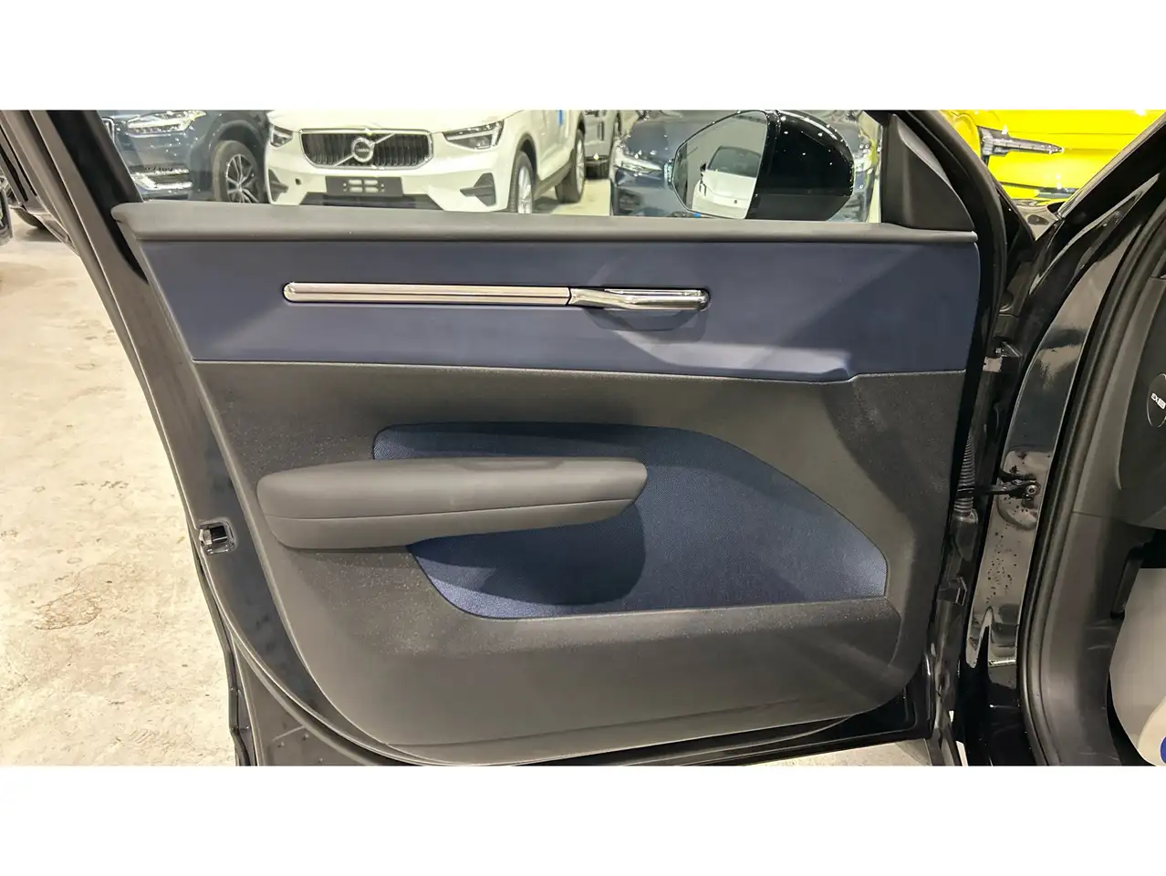 Volvo EX30 Single Extended Range Plus RWD — معرض صور السيارة 25