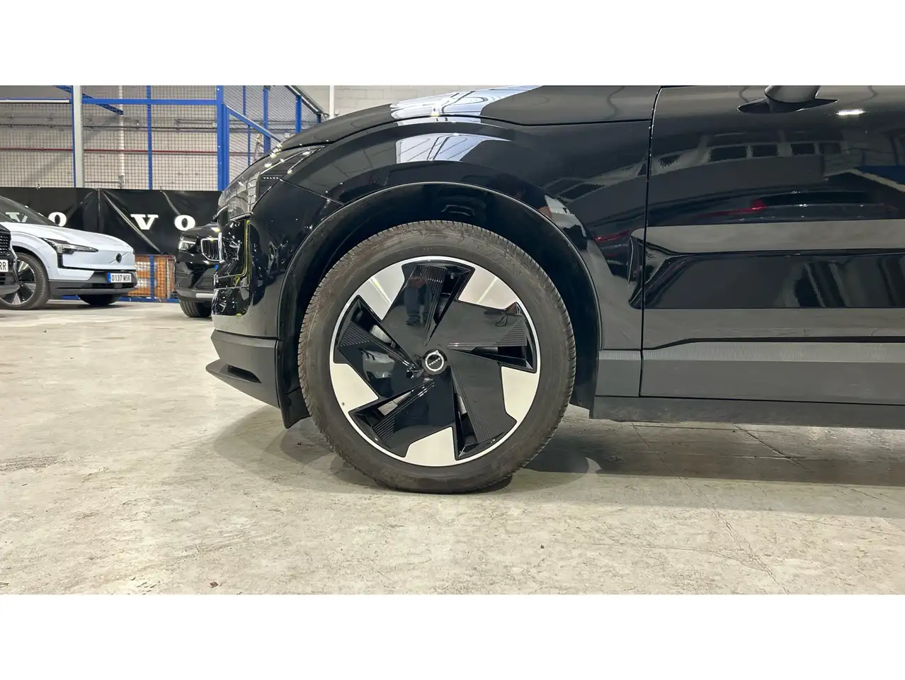 Volvo EX30 Single Extended Range Plus RWD — معرض صور السيارة 9