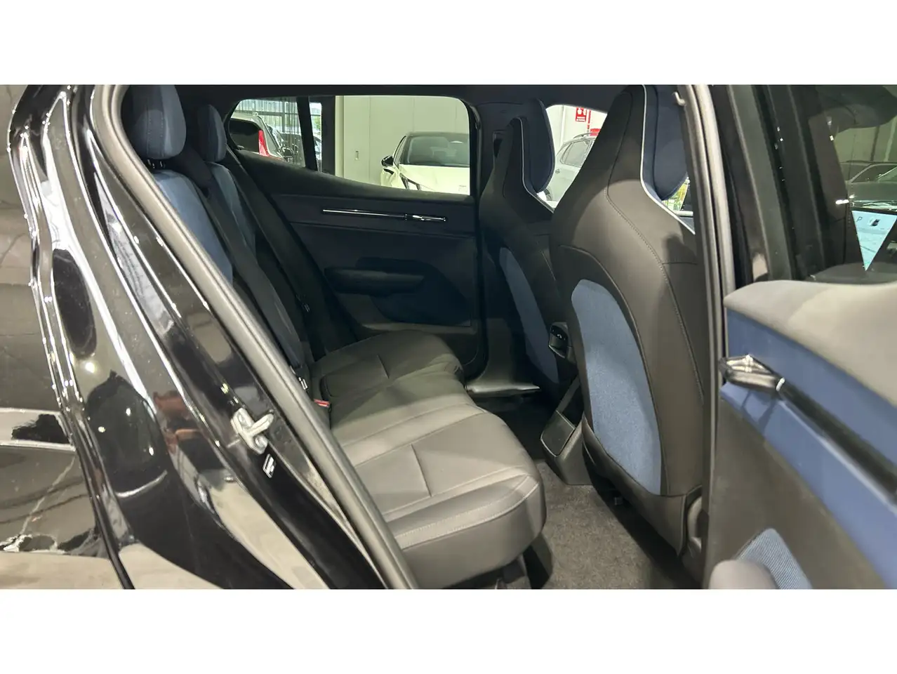 Volvo EX30 Single Extended Range Plus RWD — معرض صور السيارة 28