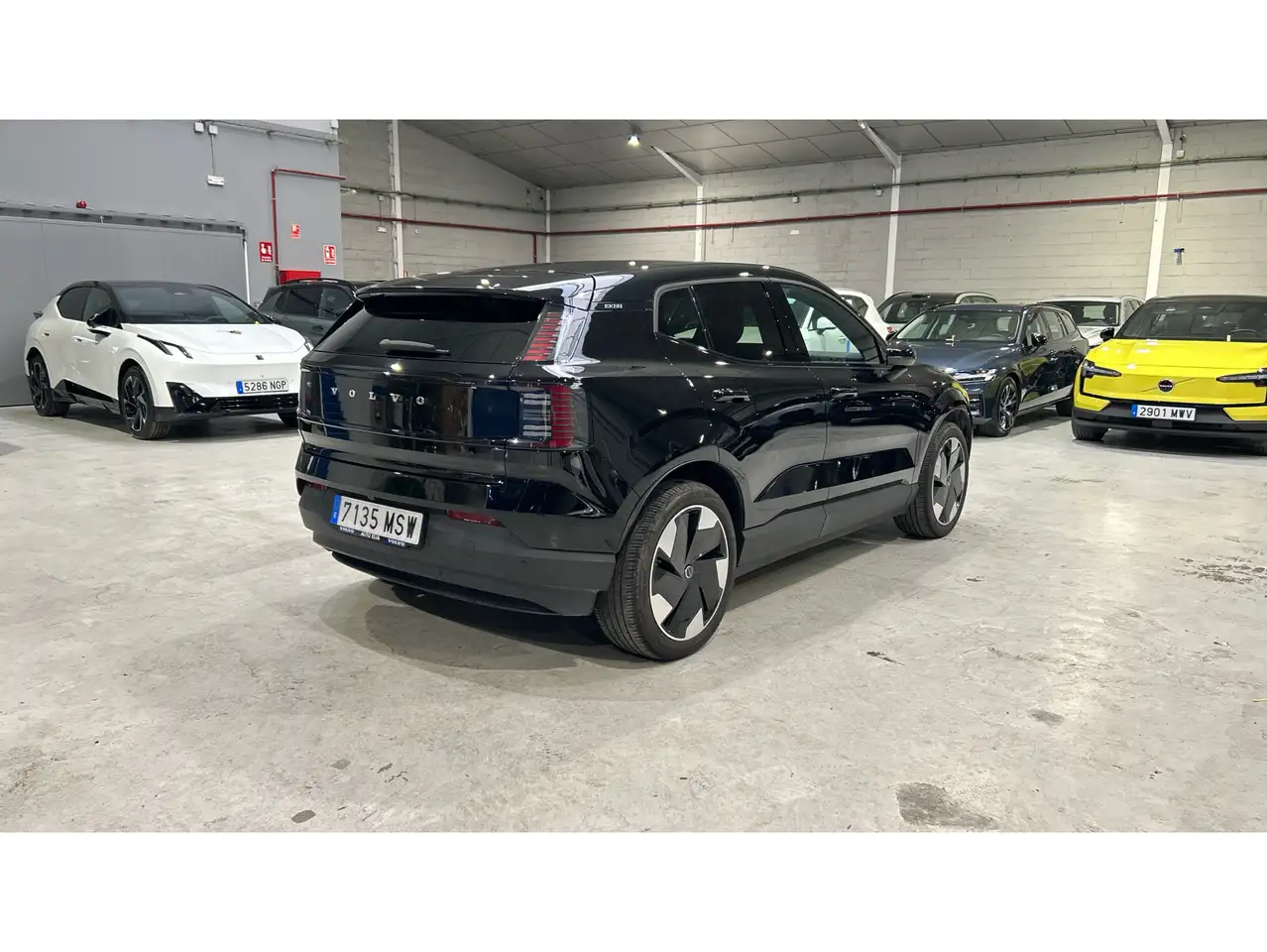 Volvo EX30 Single Extended Range Plus RWD — معرض صور السيارة 32