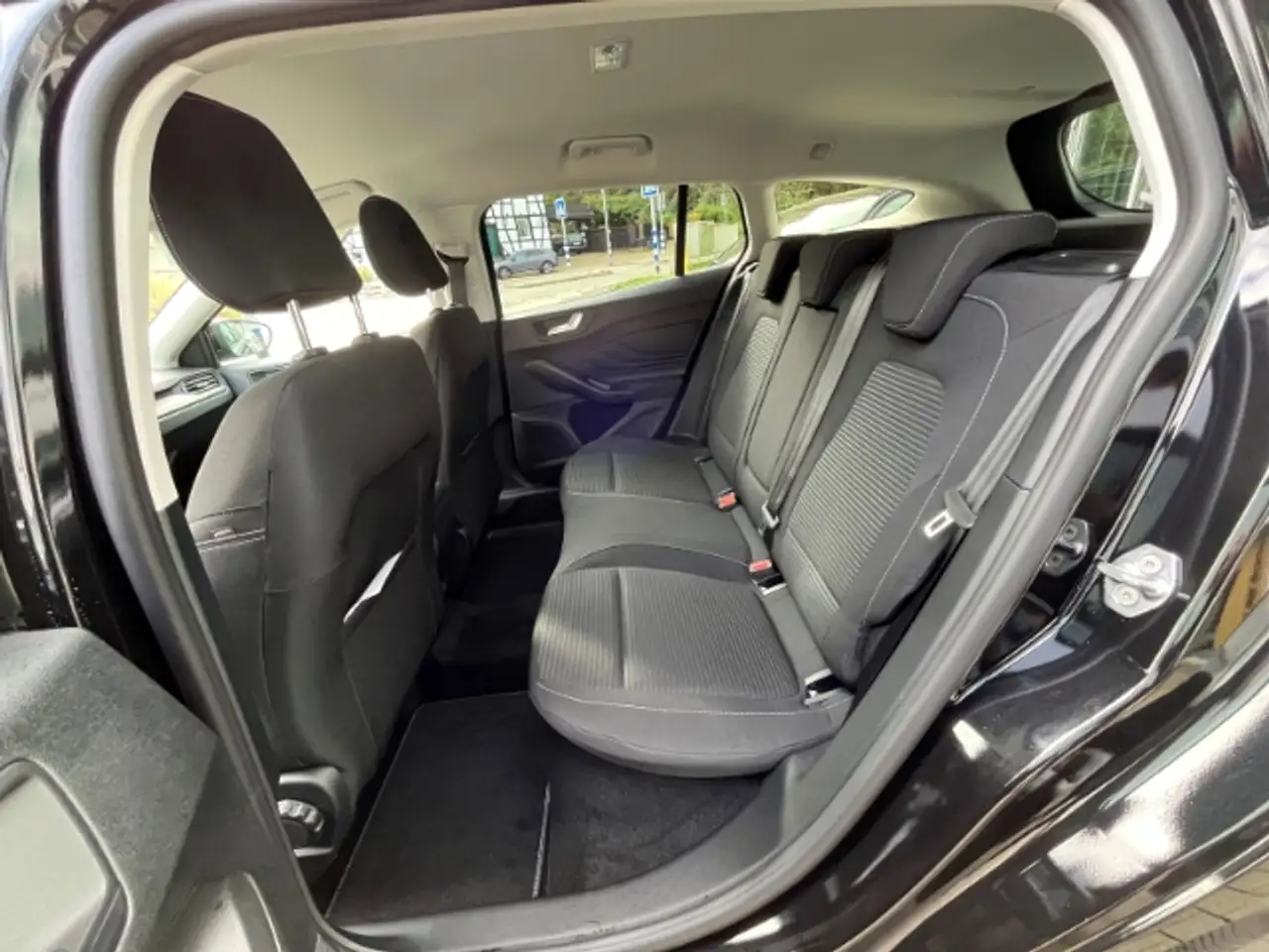 Ford Focus Turnier Titanium X 1.0 EcoBo.dig. Cockpit Rückfahr — Galería del vehículo 12