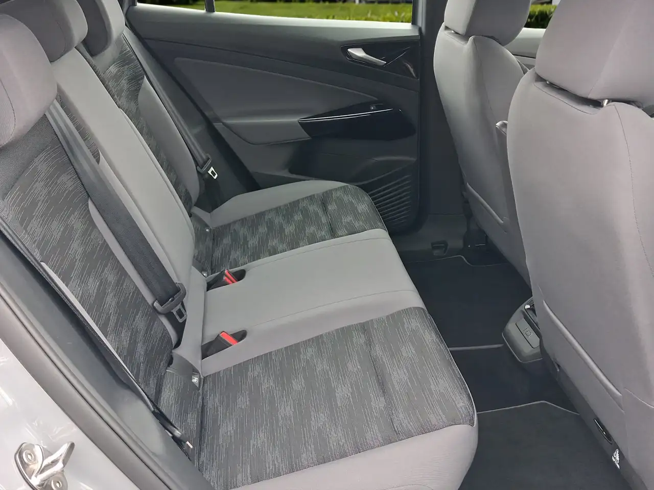 Volkswagen ID.4 Pure Pure mit Infotainment-Paket — معرض صور السيارة 9