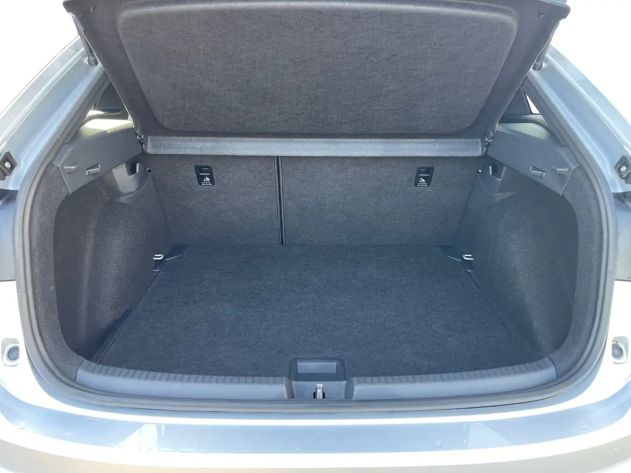 Volkswagen Taigo R-Line TSI DSG|AHK|KAMERA|IQ.LIGHT|NAV|ACC — Galería del vehículo 7