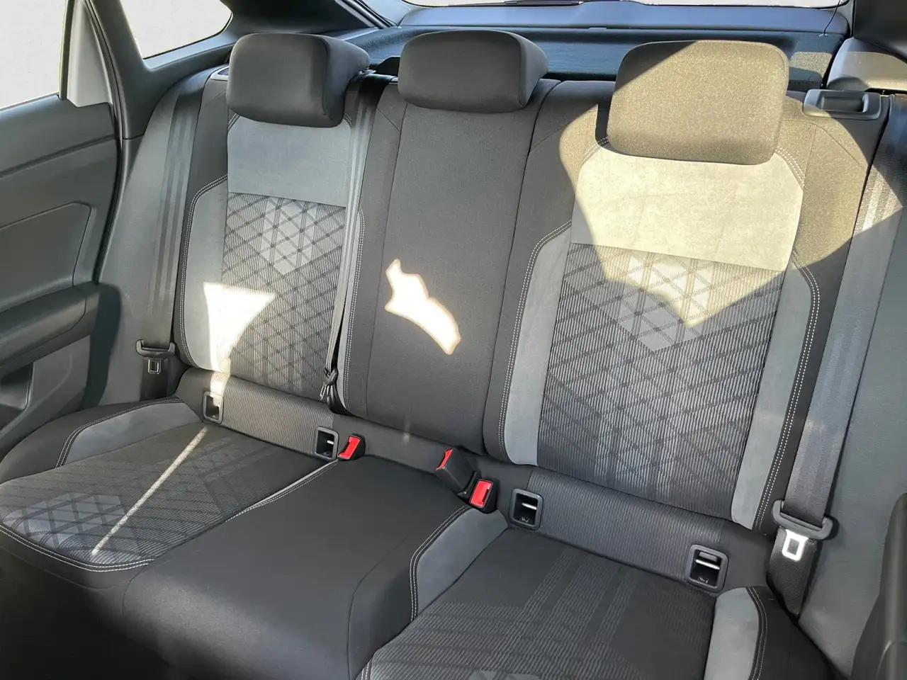 Volkswagen Taigo R-Line TSI DSG|AHK|KAMERA|IQ.LIGHT|NAV|ACC — Galería del vehículo 10