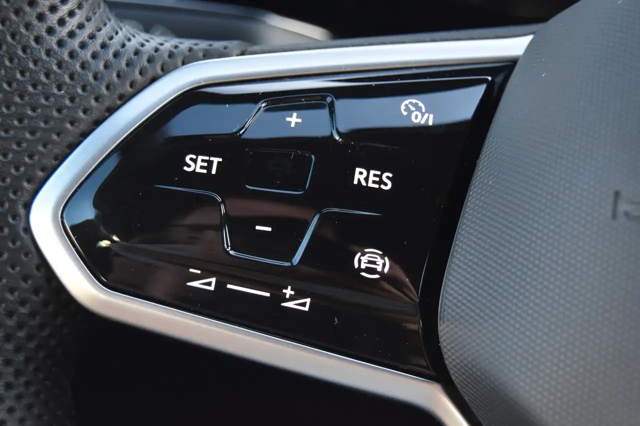 Volkswagen Golf VIII 1,5 TSI Lim. R-Line LED/Carplay/18" — Galería del vehículo 14