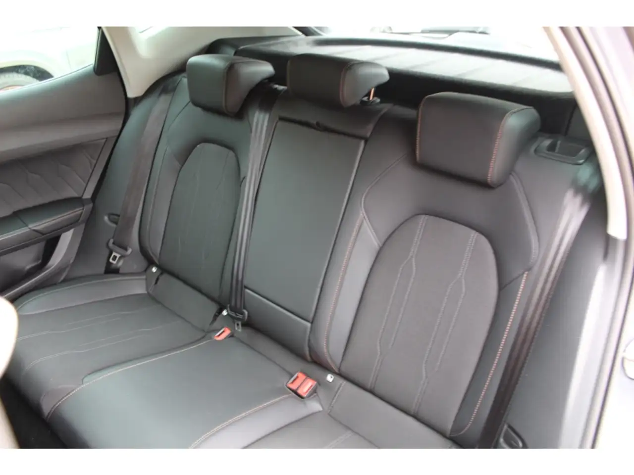 CUPRA Formentor 1.5 TSI DSG 5-J-GARANTIE FULL LINK GRA SHZ LIGHT A — Vehicle gallery 19