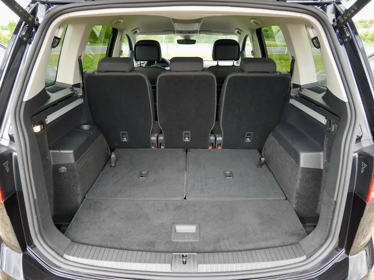 Volkswagen Touran 1.5 TSI DSG "Highline R-Line"AHK+LED+Kam. — Galería del vehículo 14