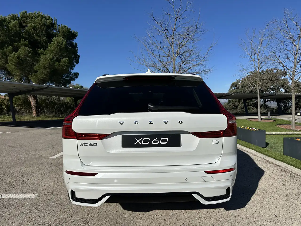 Volvo XC60 T6 Twin Recharge Ultimate Dark Auto — معرض صور السيارة 4