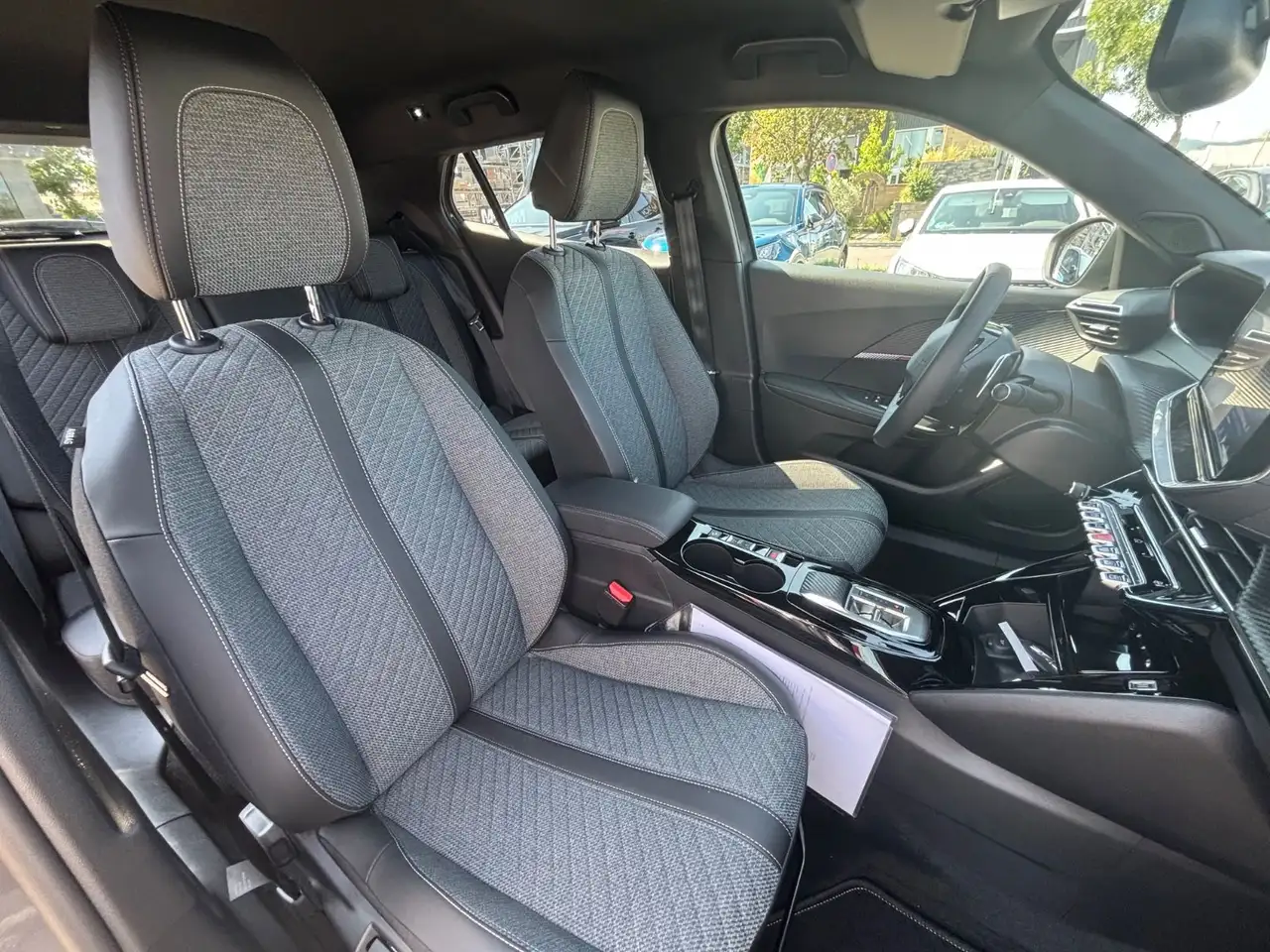 Peugeot 2008 PureTech 130 EAT8 Allure — Galerie du véhicule 9