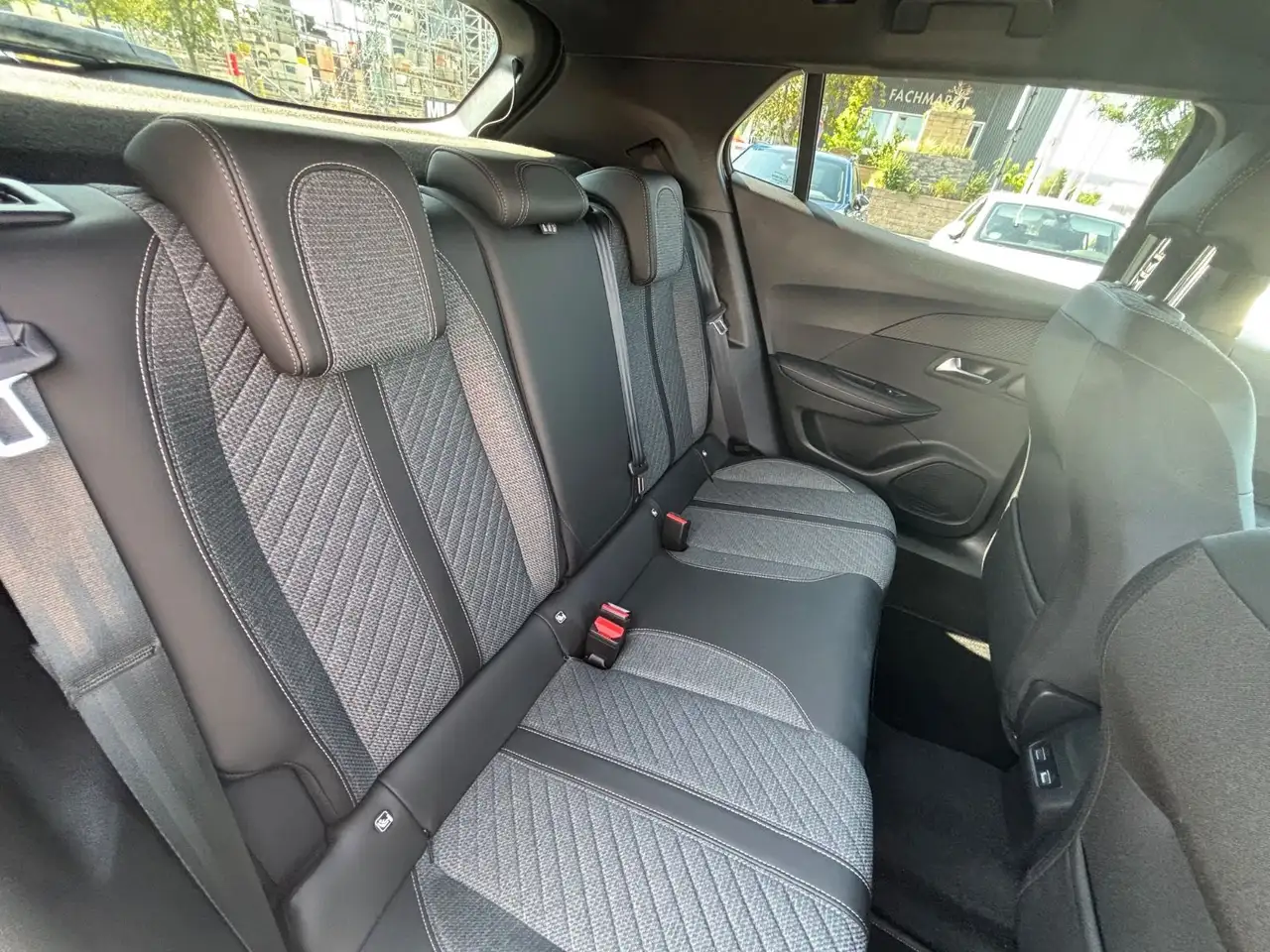 Peugeot 2008 PureTech 130 EAT8 Allure — Galerie du véhicule 8