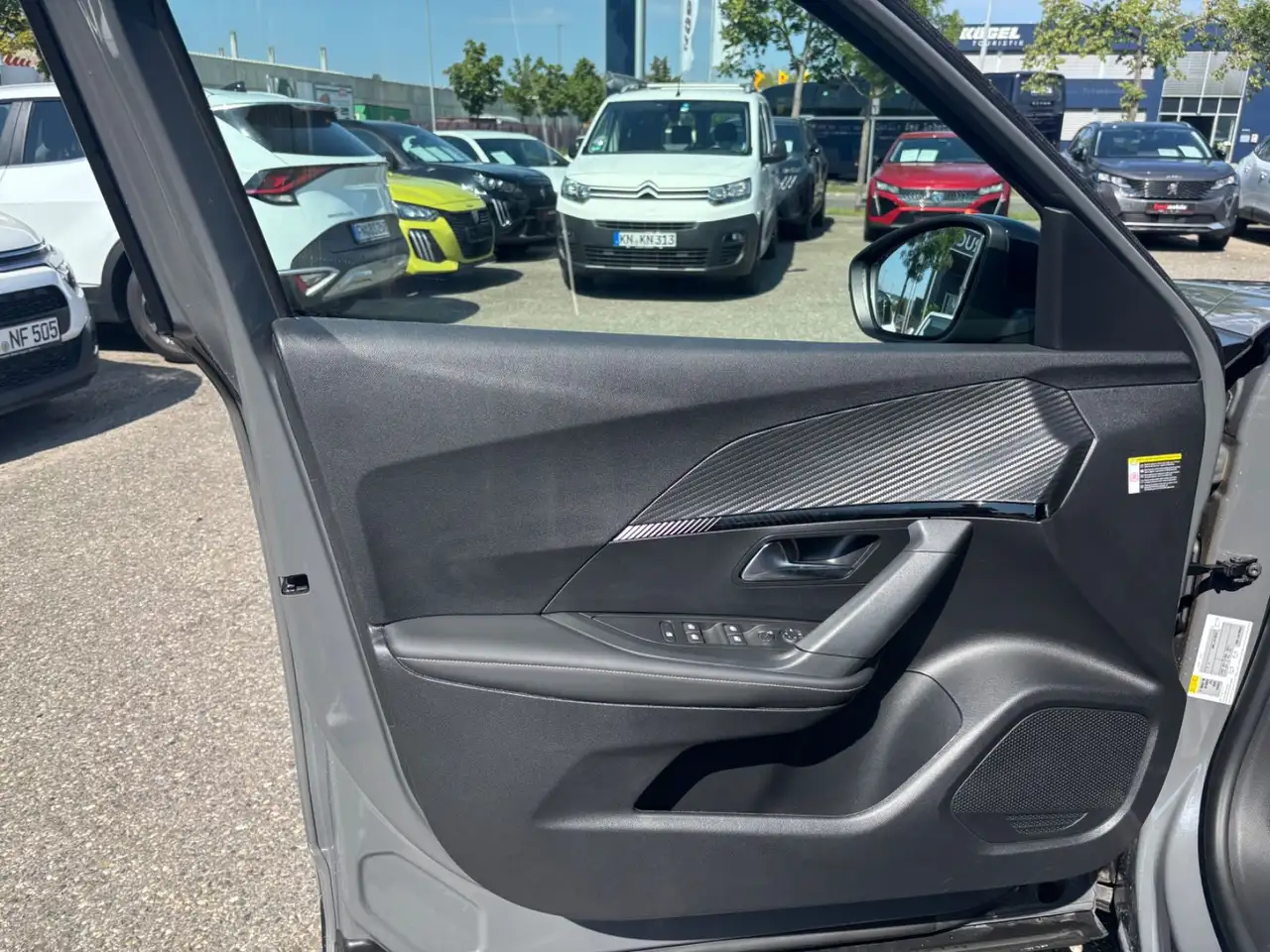 Peugeot 2008 PureTech 130 EAT8 Allure — Galerie du véhicule 11