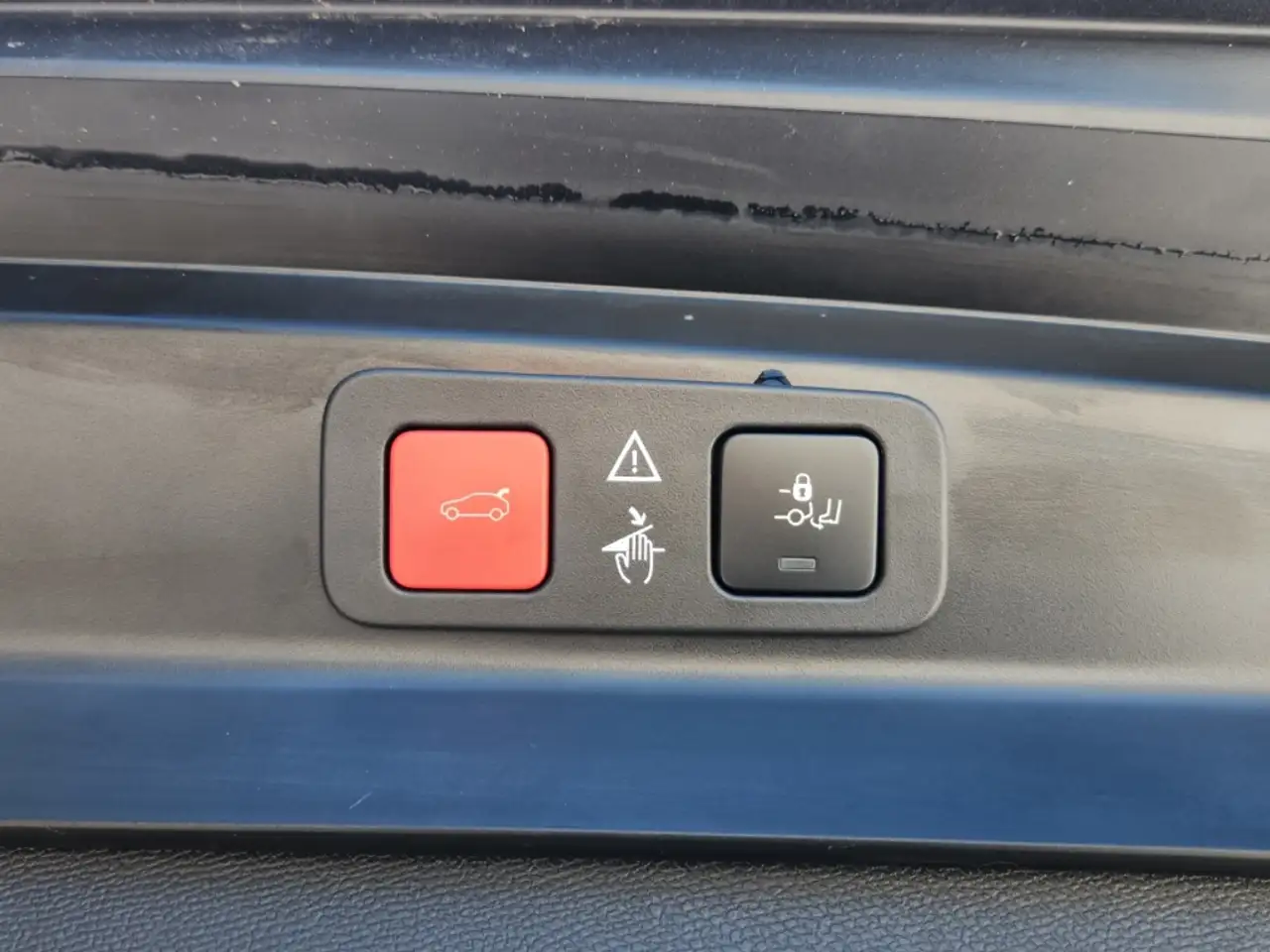 Peugeot 5008 GT HYBRID 136 e-DSC6 7-Sitzer El. Panodach Navi Di — Vehicle gallery 23