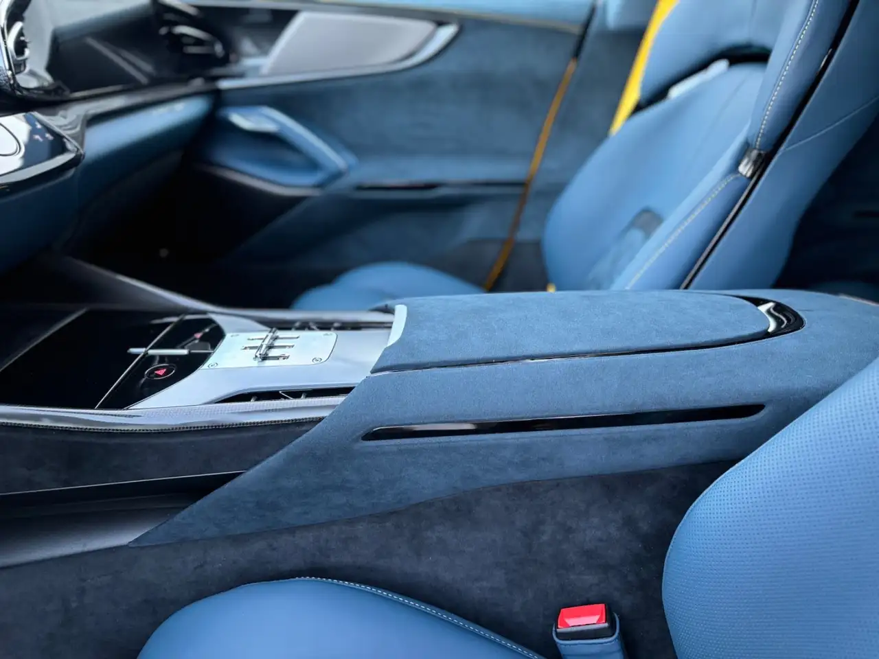 Ferrari Purosangue NOVITEC ESTESO BLUE CARBON 1 of 1 — Galería del vehículo 25