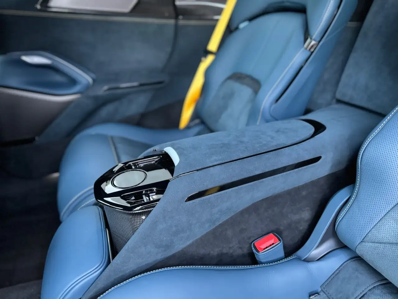 Ferrari Purosangue NOVITEC ESTESO BLUE CARBON 1 of 1 — Galería del vehículo 36
