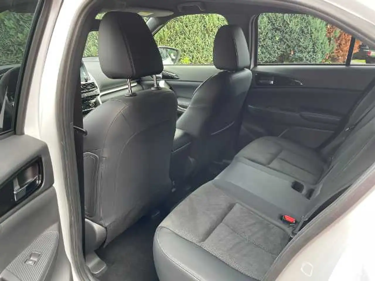 Mitsubishi Eclipse Cross Plug-in Hybrid PLUS 2.4 MIVEC 4WD — Vehicle gallery 8
