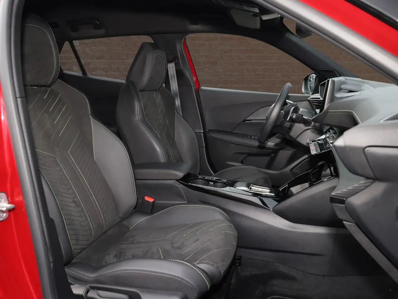 Peugeot 2008 1.2 PureTech 130 GT Kam/ Keyless/ Navi — Galerie du véhicule 8