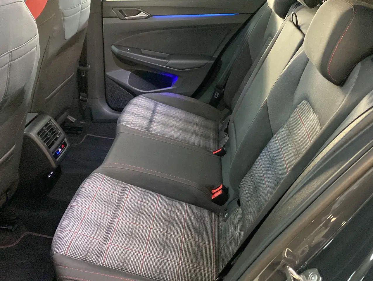 Volkswagen Golf 2.0 TSI GTI DSG*ACC*Navi*KeyGo*LED*DAB — Galerie du véhicule 10
