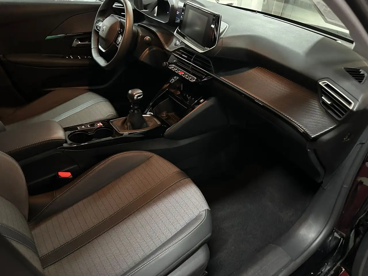 Peugeot 208 Allure Pack*CARPLAY*LED*KAMERA*PDC* — معرض صور السيارة 16