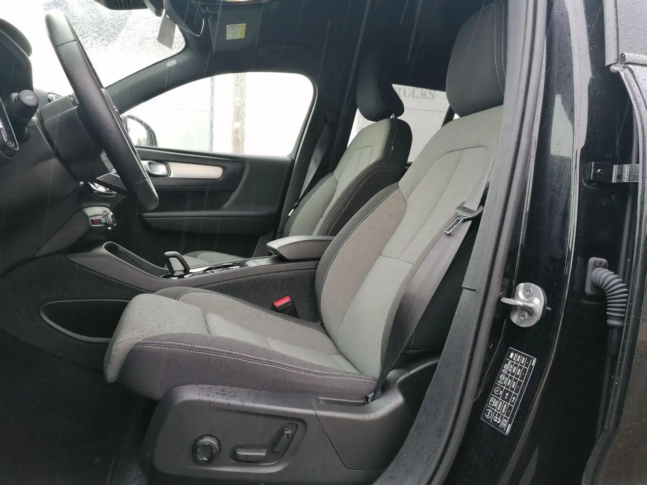 Volvo XC40 B3 FWD Plus Dark ACC CARPLAY CAM FHZ H&K — Vehicle gallery 9