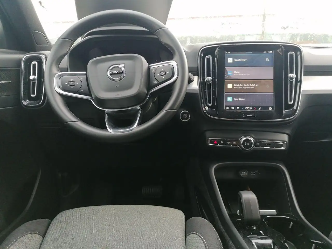 Volvo XC40 B3 FWD Plus Dark ACC CARPLAY CAM FHZ H&K — Vehicle gallery 11