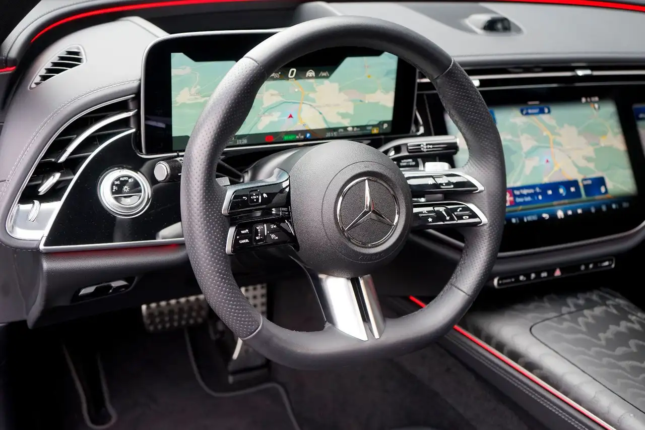 Mercedes-Benz E 300 e 4M AMG Premium*H-Lenkung*Hyperscre*Panora — Vehicle gallery 34
