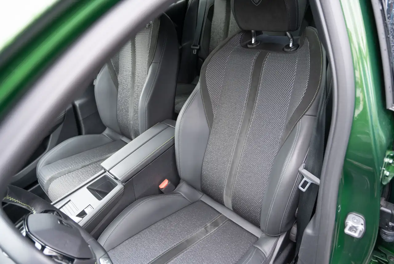 Peugeot 308 GT 1.2 PureTech 130 EAT8 *MIRRORSCREEN*360°KAMERA* — معرض صور السيارة 6